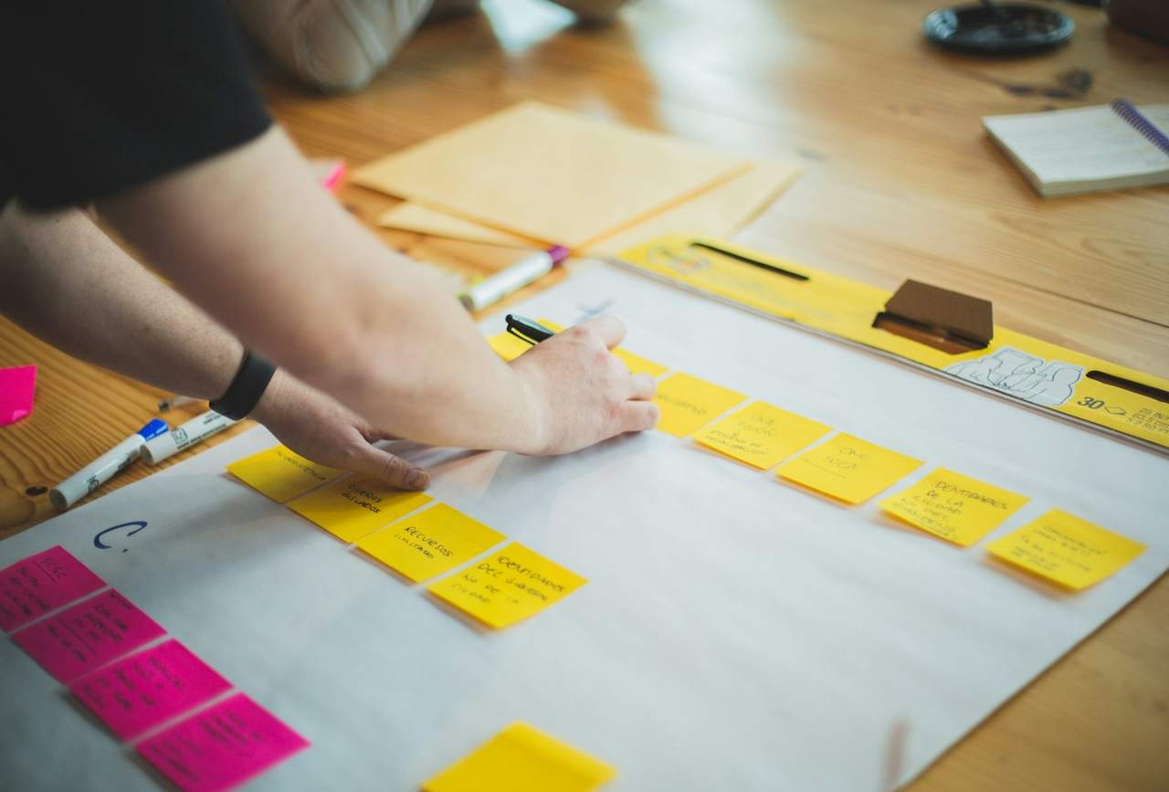 Persone al lavoro in ufficio